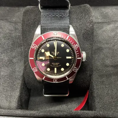 Tudor Heritage Black Bay red Smiley