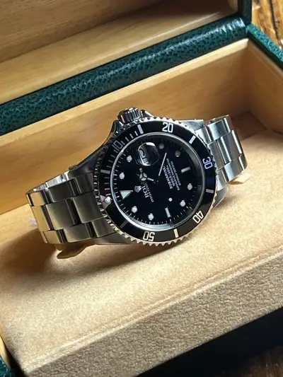 Rolex Rolex Submariner Men's Black Watch - 16610 - 2001 Set