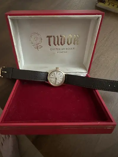 Rolex Rose emblem Tudor Oyster by Rolex