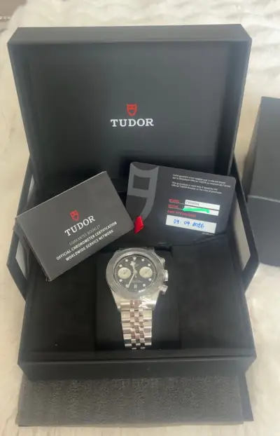 Tudor black bay chrono